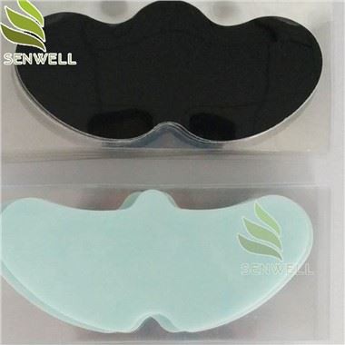 にきび除去のための鼻ストリップをはがします